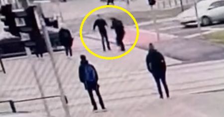 Nożownik zaatakował przechodnia. Przerażające wideo z Poznania