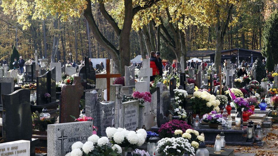 Odpustowe stragany na cmentarzu w Grudziądzu