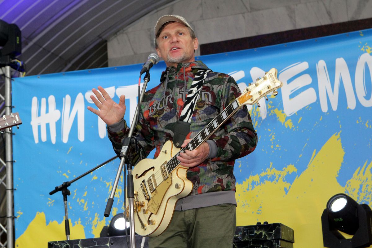 DNIPRO, UKRAINE - APRIL 29, 2022 - Singer Oleg Skrypka performs during a concert that is part of the Life Will Win campaign at the Vokzalna metro station, Dnipro, central Ukraine. This photo cannot be distributed in the Russian Federation. (Photo credit should read Mykola Miakshykov / Ukrinform/Future Publishing via Getty Images)
