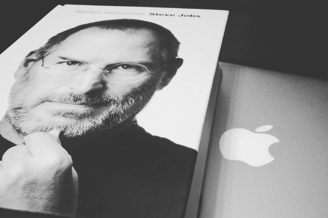 Polecam przeczytać biografię Steve'a Jobsa napisaną przez Waltera Isaacson.