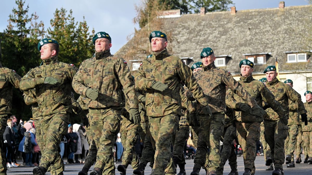 Stargard, 01.02.2024. Pożegnanie XIV zmiany PKW Rumunia, 1 bm. na placu apelowym w �Białych Koszarach� 12. Brygady Zmechanizowanej w Stargardzie. Uroczyście pożegnano żołnierzy XIV zmiany Polskiego Kontyngentu Wojskowego wyjeżdzającego w rejon misji do Rumunii. W jego skład wchodzi ponad 200 żołnierzy. (mr) PAP/Marcin Bielecki(jm) PAP/Marcin Bielecki