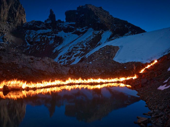 Linie przypominające ognień zostały namalowane przez fotografa za pomocą pochodni. Na zdjęciach wykonanych z długą ekspozycją, obrazują gdzie znajdował się lodowiec.
