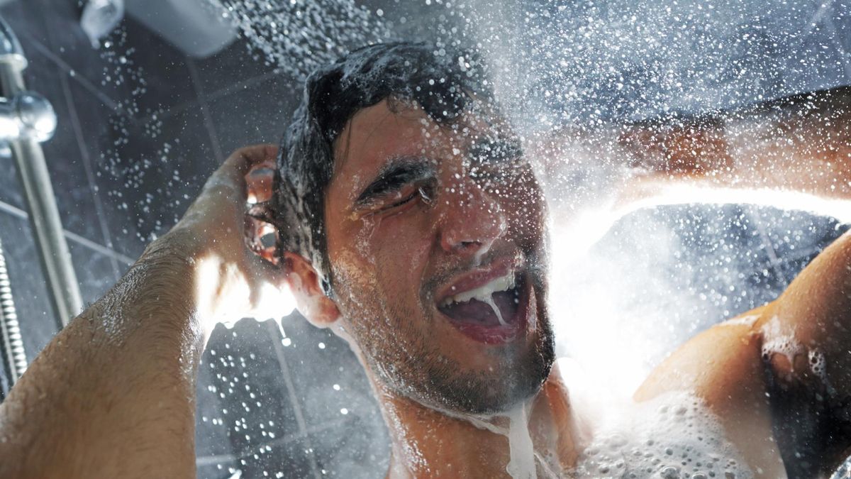 Ten objaw demencji zaobserwujesz pod prysznicem. Zwróć na niego uwagę