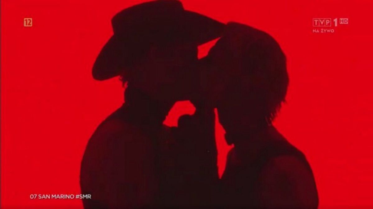 Achille Lauro w trakcie występu pocałował kolegę z zespołu