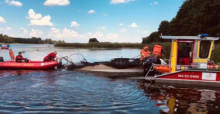 Chwile grozy na rzece. Motorówka stanęła w płomieniach, na pokładzie m.in. troje dzieci