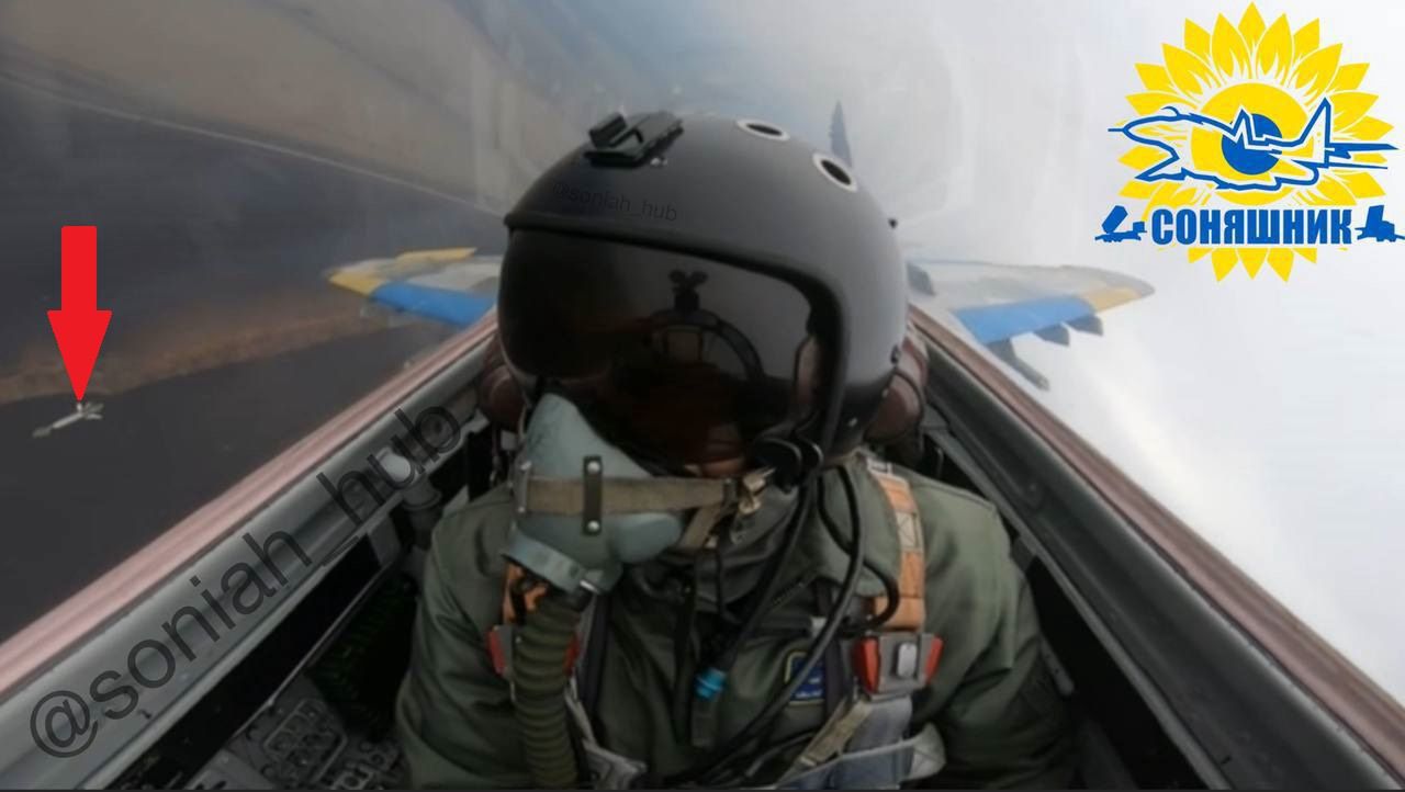 Ukraiński pilot samolotu MiG-29 podczas zrzutu AASM Hammer.