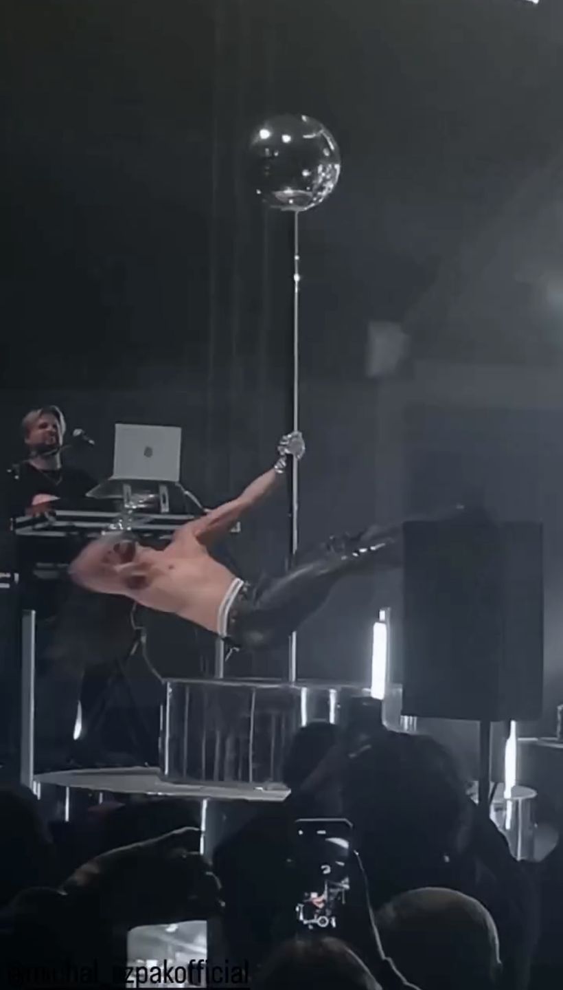 Michał Szpak tańczy na rurze