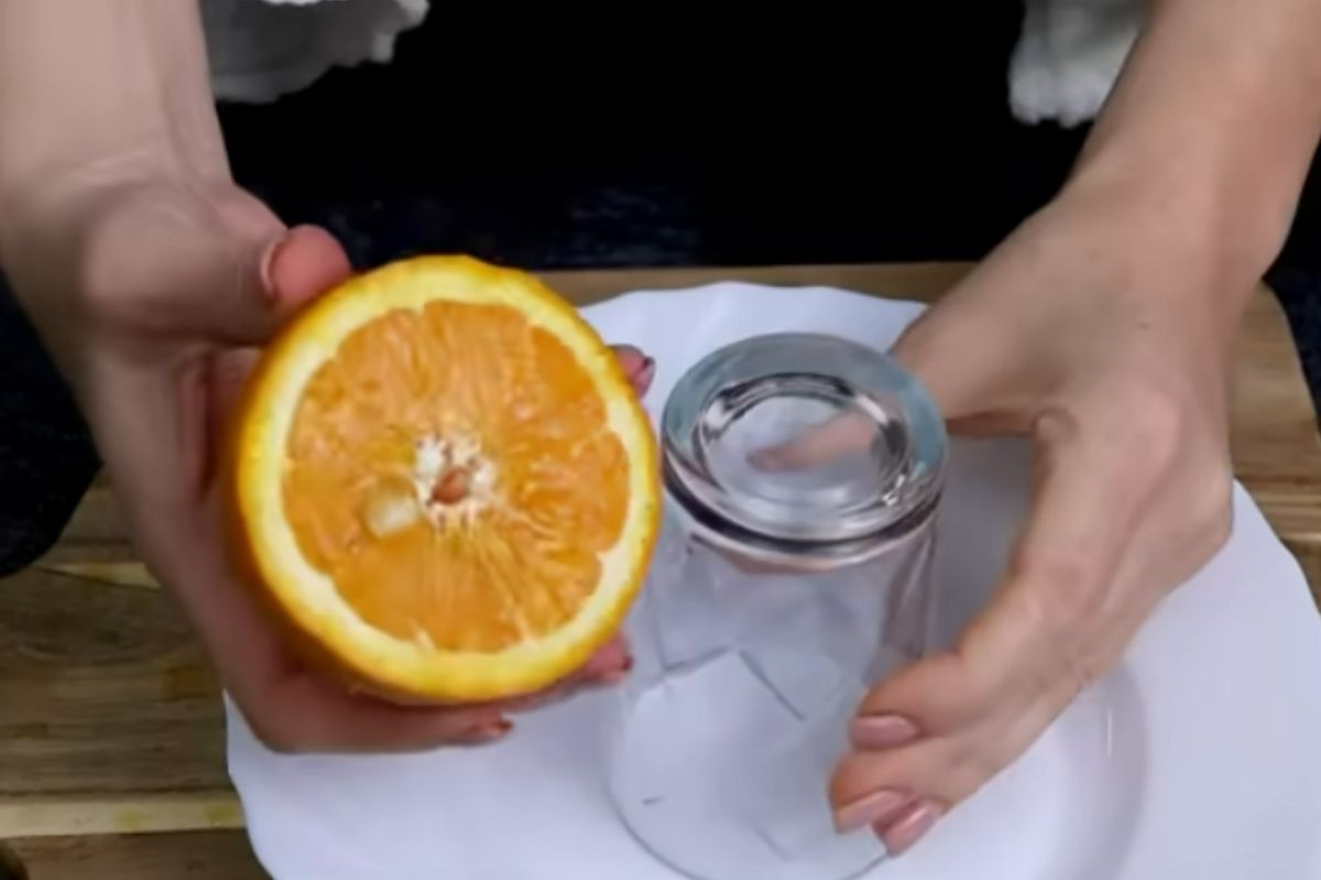 Unlock the health powerhouse of oranges: A technique for easy, mess-free juicing