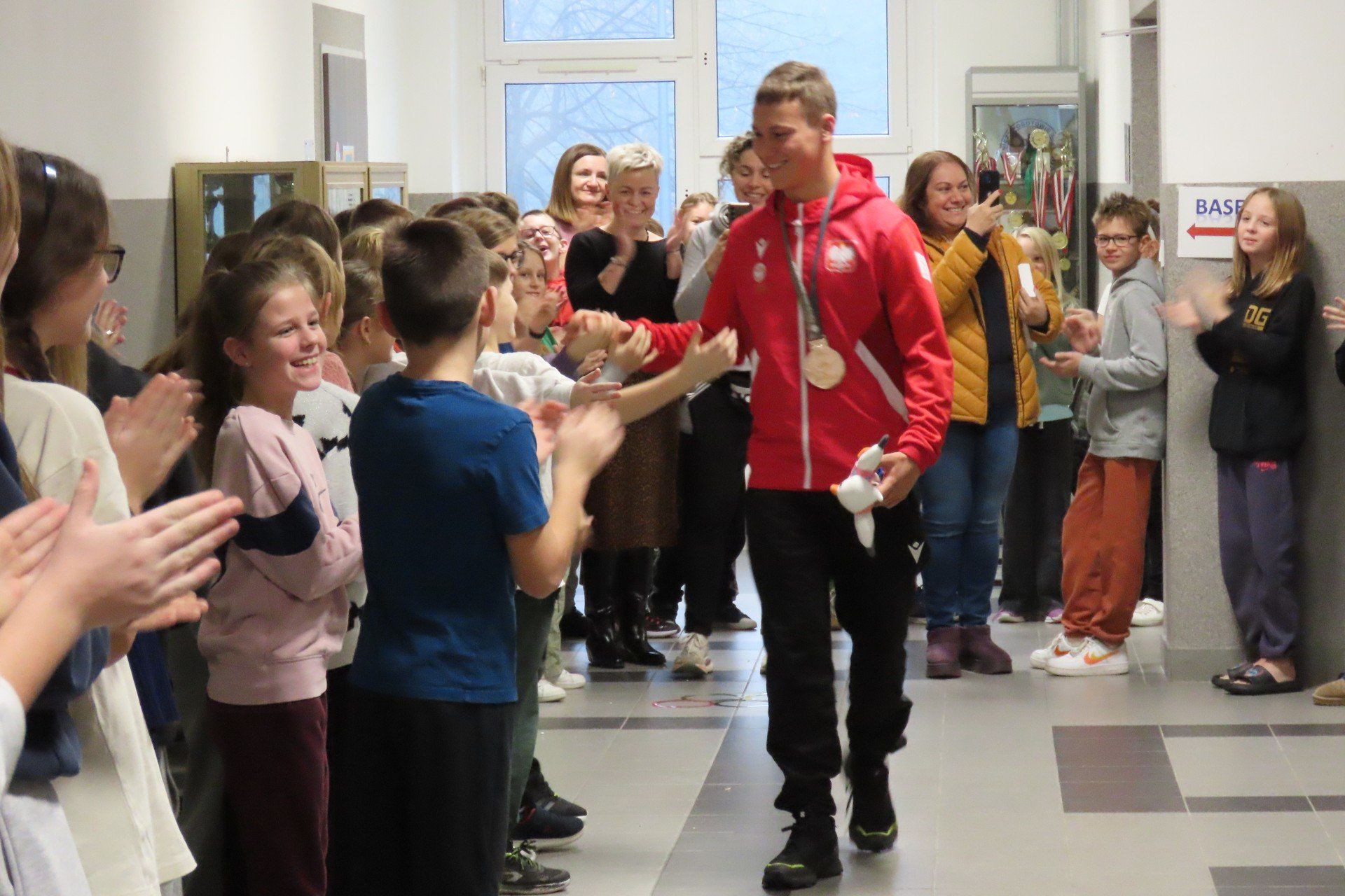 Wojtek Witecki został 1 grudnia powitany przez szkolną społeczność Zespołu Szkół Sportowych im. Polskich Olimpijczyków