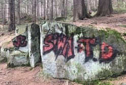 Wandale w Górach Stołowych. Skały pomazane sprayami