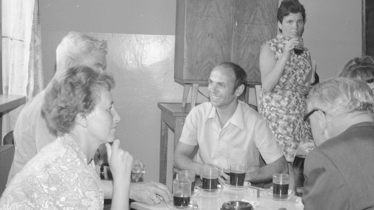 Uczestnicy spotkania rozmawiają przy kawie