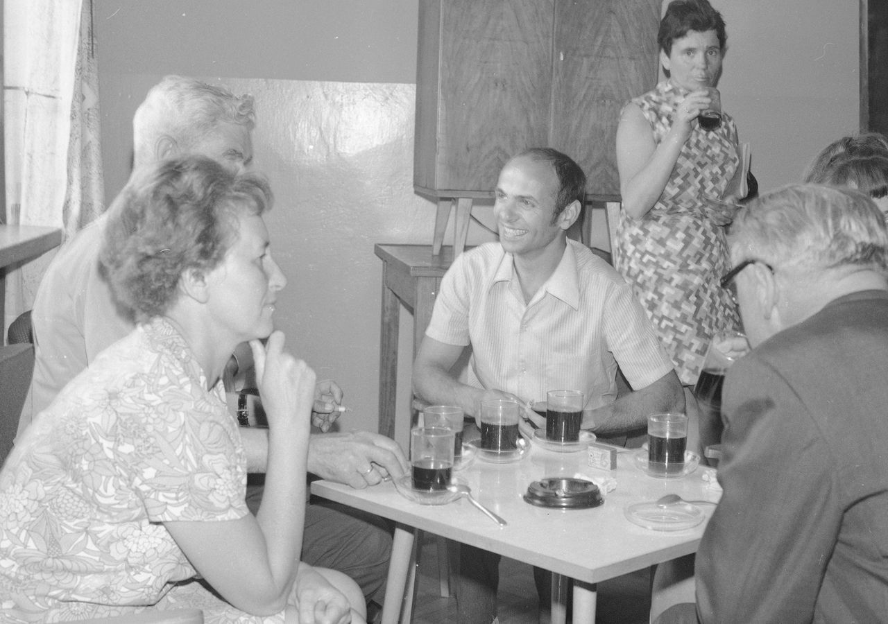 W latach 90. jeszcze podawali w koszyczku. Dzisiaj w kawiarniach takiej nie dostaniesz