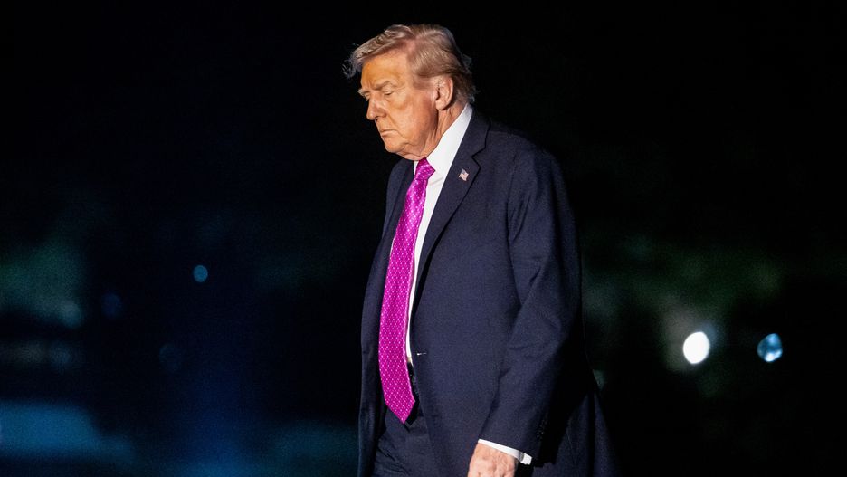 Prezydent Donald Trump w najnowszym sondażu traci