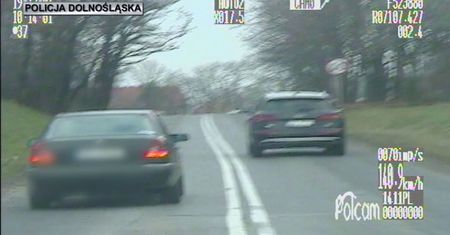 Uciekał przed policją przez prawie 20 km. Uderzył w radiowóz i wpadł do rowu