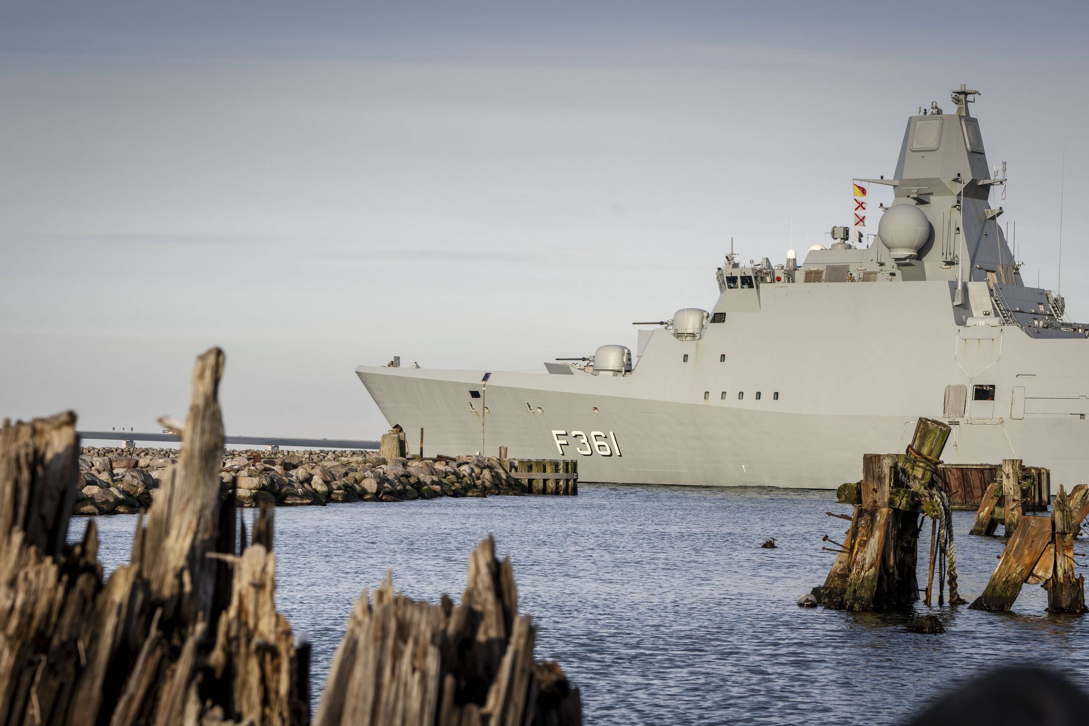 Denmark Navy mission starts in the Red Sea
epa11112250 The Danish frigate Iver Huitfeldt takes off for the Gulf of Aden, from the Naval Station in Korsoer, Denmark, 29 January 2024. The Danish frigate will contribute to strengthening maritime security in and around the Red Sea.  EPA/MADS CLAUS RASMUSSEN DENMARK OUT 
Dostawca: PAP/EPA.
MADS CLAUS RASMUSSEN