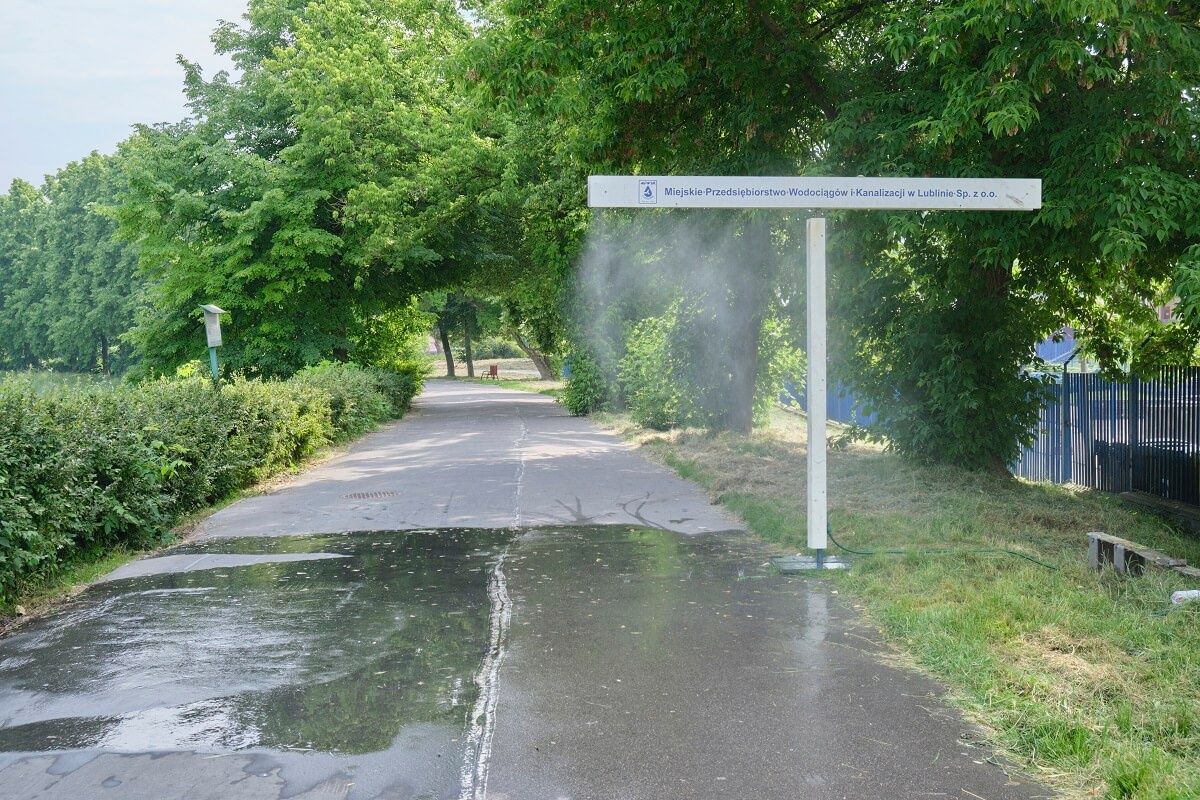 Kurtyna wodna na ścieżce rowerowej przy MPWiK