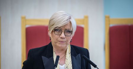 Przyłębska grozi Tuskowi palcem. "Skutki mogą być tragiczne"