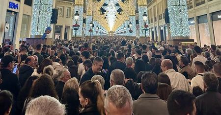Tłumy w europejskim mieście. Na ulicach słychać język polski