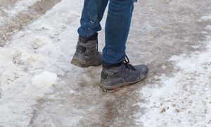 Rozsyp cienką warstwę na powierzchni. Już się nie poślizgniesz