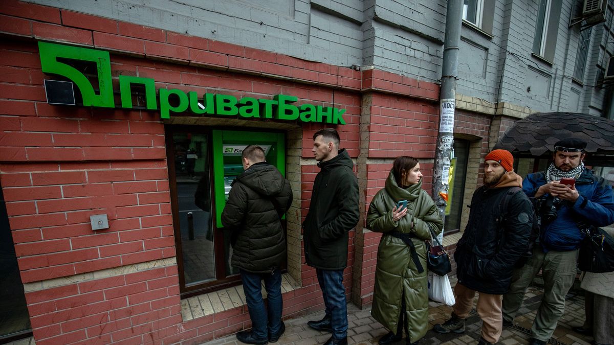 Ukraińcy stojący w kolejce do jednego z bankomatów w Kijowie, 24 lutego. 