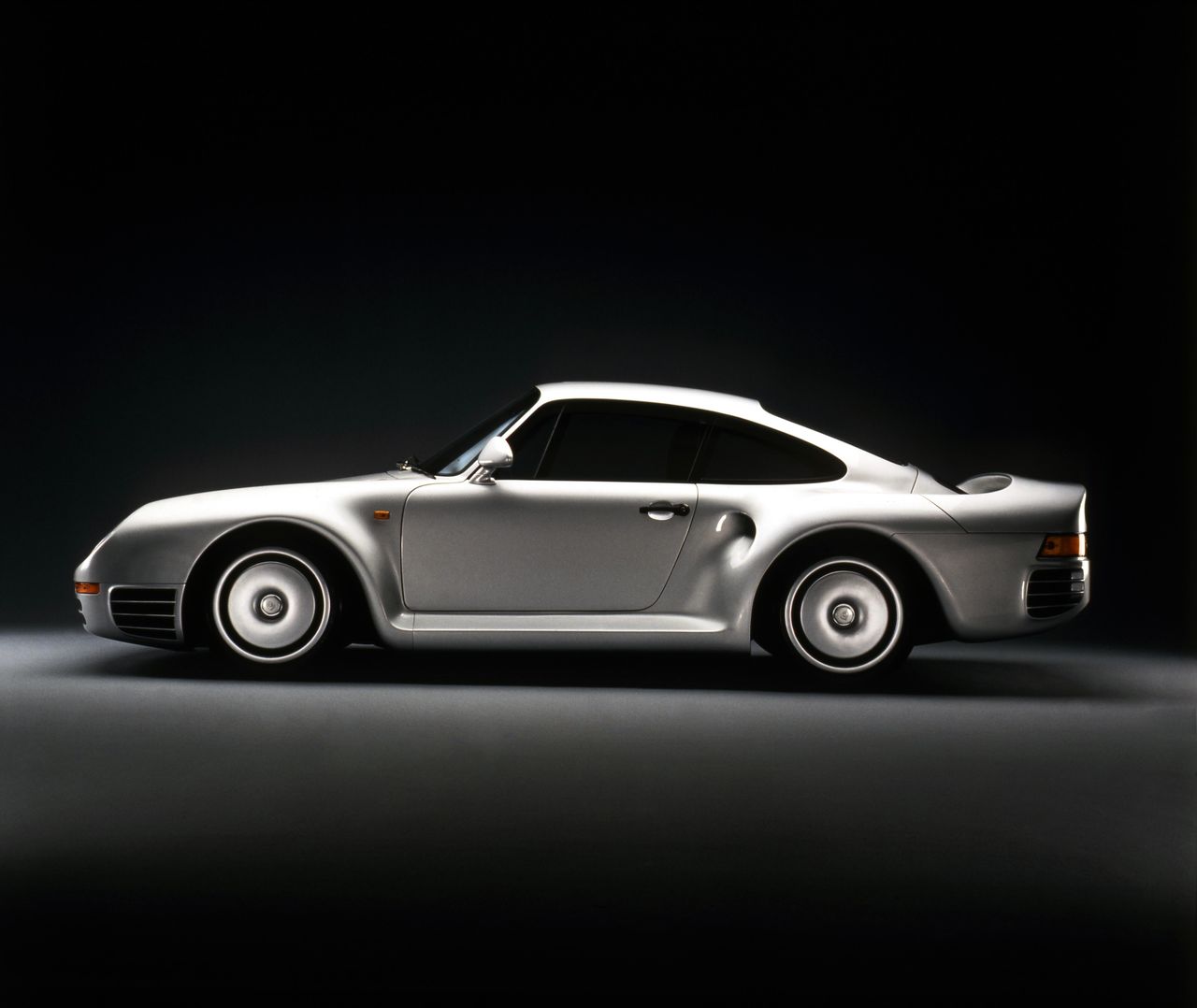 Premierę prototypowego B-grupowego 959 Porsche przeprowadziło na targach samochodowych we Frankfurcie w 1983 roku. Wersję drogową przedstawiono dwa lata później jako rocznik modelowy 1986. Produkcja nie ruszyła jednak natychmiast. Ze względu na opóźnienia, pierwsze 959 zjechały z linii dopiero po nieco ponad roku.