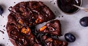 Lubisz śliwki w czekoladzie? To ciasto jest o niebo lepsze