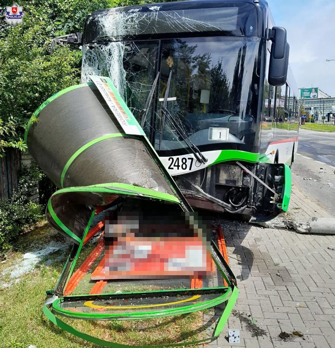 Autobus wjechał w przystanek