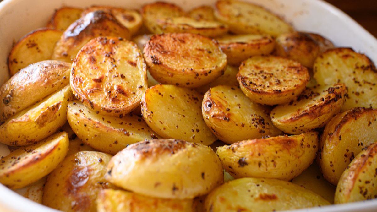 Pieczone ziemniaczki otoczone aromatyczną marynatą