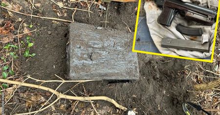 Odkopali skrzynię zakopaną w ziemi. W środku broń i amunicja