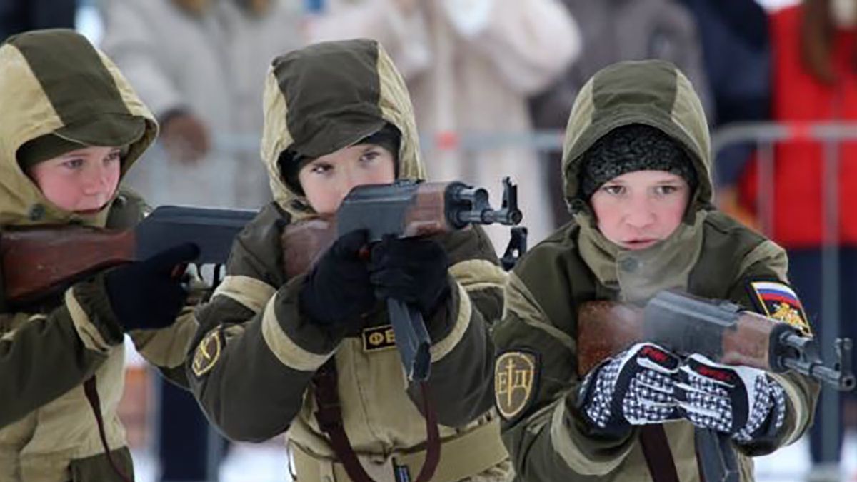 Członkowie Młodej Armii uczą się obsługi karabinów i przechodzą testy sprawnościowe