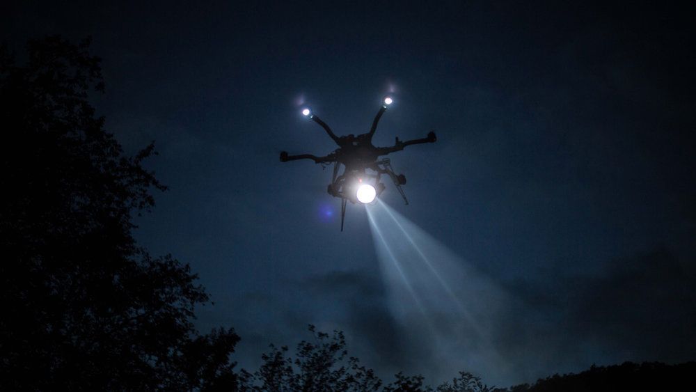 Zobaczcie film oświetlony tylko... dronami 3