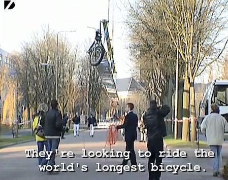 Studenci pobili rekord świata jeżdząc na 28metrowym rowerze (wideo)
