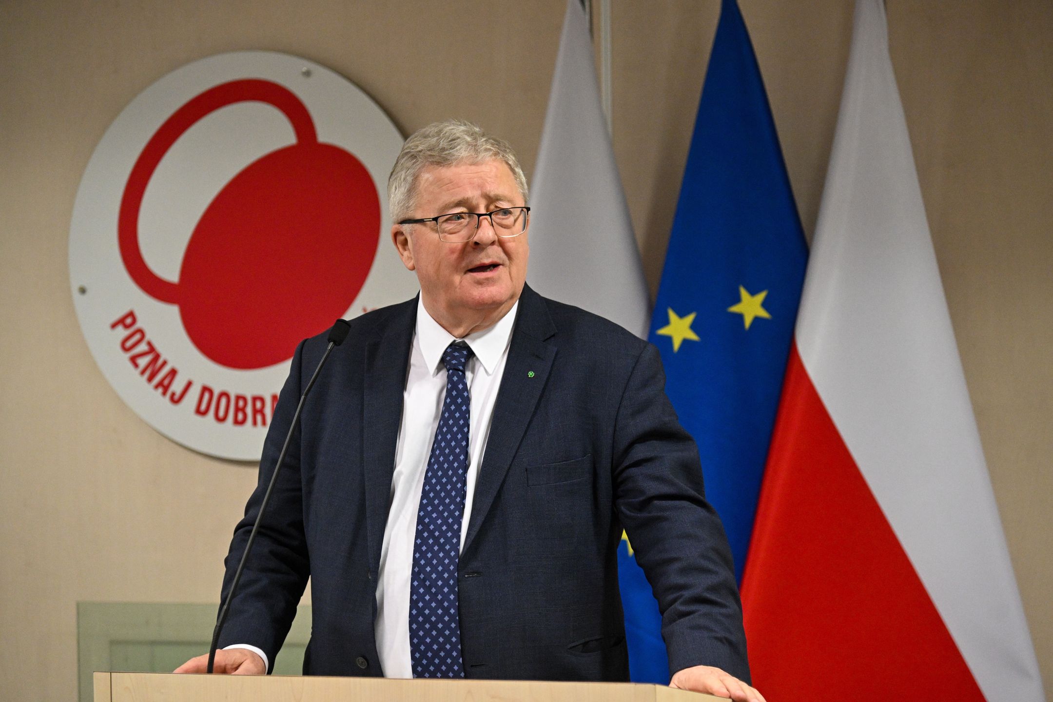 Warszawa, 15.02.2024. Minister rolnictwa i rozwoju wsi Czesław Siekierski podczas spotkania z przedstawicielami protestujących rolników, 15 bm. w Ministerstwie Rolnictwa i Rozwoju Wsi w Warszawie. W kraju trwa protest rolników, którego powodem jest m.in. niedawna decyzja Komisji Europejskiej o przedłużeniu bezcłowego handlu z Ukrainą do 2025 roku, a także sprzeciw wobec prowadzonej przez Unię Europejską polityki Zielonego Ładu. (ad) PAP/Radek Pietruszka