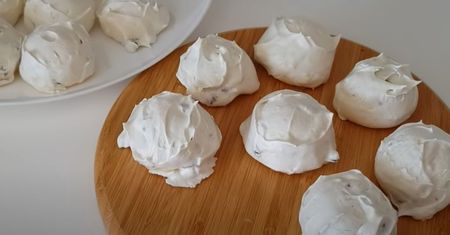 Ciasteczka "chmurki". Prosty przepis, do którego nie potrzebujesz nawet mąki