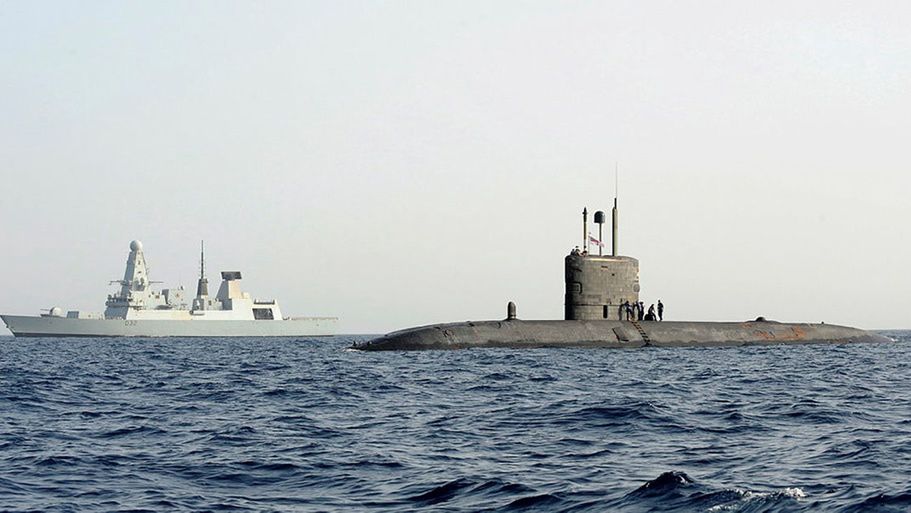 HMS Triumph w asyście niszczyciela typu Daring