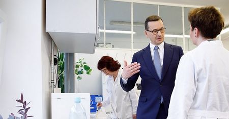Morawiecki chce ozonować karty do głosowania. Czy to zabije wirusy? Tego nikt nie wie
