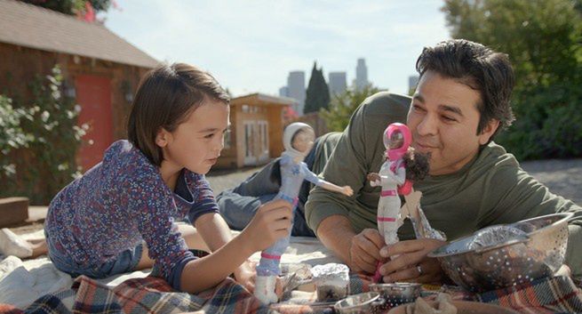 Reklama Barbie z tatą bawiącym się lalką emitowana także w Polsce (wideo)