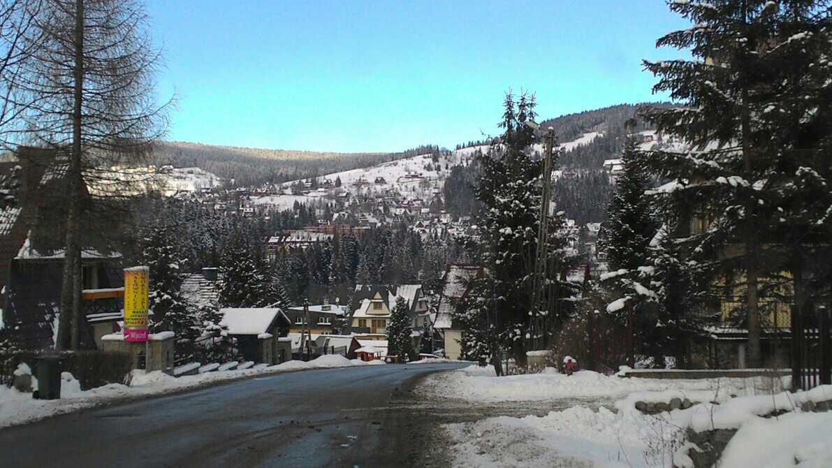 Trudne warunki w Tatrach: Świeży śnieg maskuje lód, wieje silny wiatr