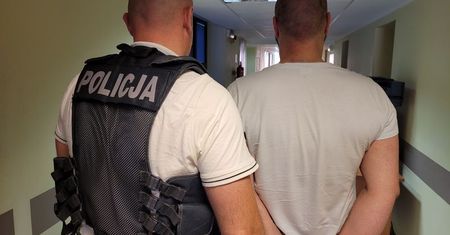 Poszukiwany listami gończymi zatrzymany. Schował się w wersalce