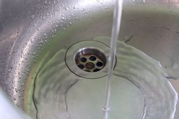 Wlej do odpływu. Hydraulicy wiedzą, że nic tak nie "wyżera" brudu