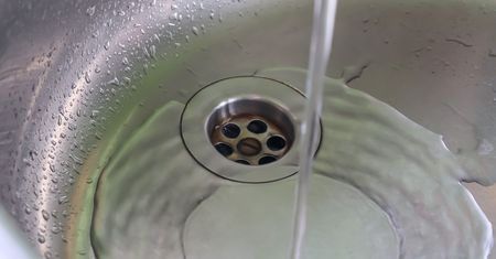 Wlej do odpływu. Hydraulicy wiedzą, że nic tak nie "wyżera" brudu
