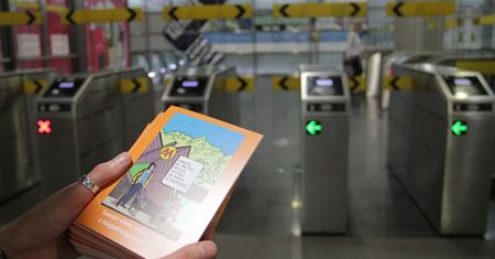 Warszawa. Nauka integracyjnych manier w metrze. Jak postępować z osobami z niepełnosprawnościami?