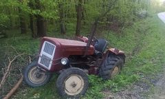 "Przejechał mnie własny traktor". Młody rolnik zadzwonił na 112