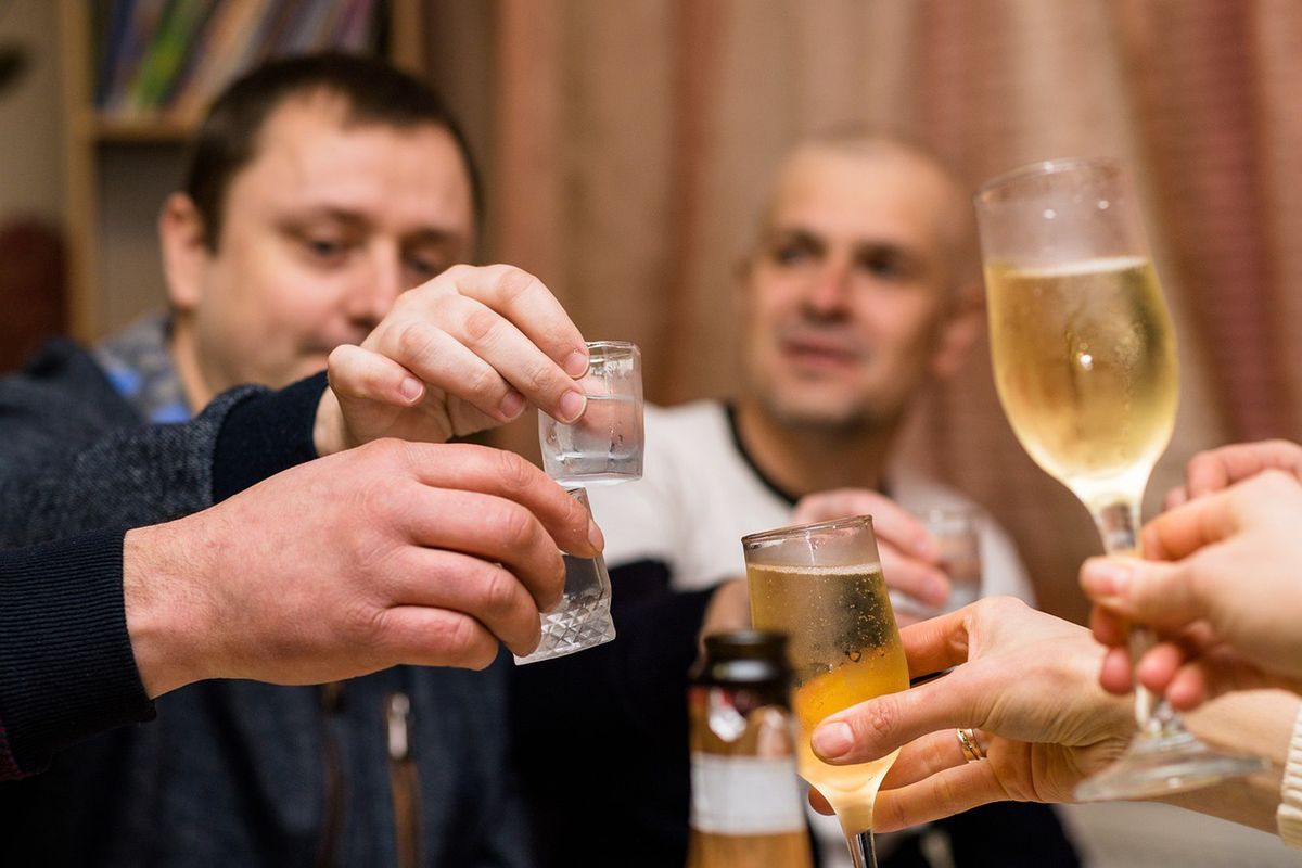 Naukowiec podał wiek, w którym powinniśmy przestać sięgać po alkohol