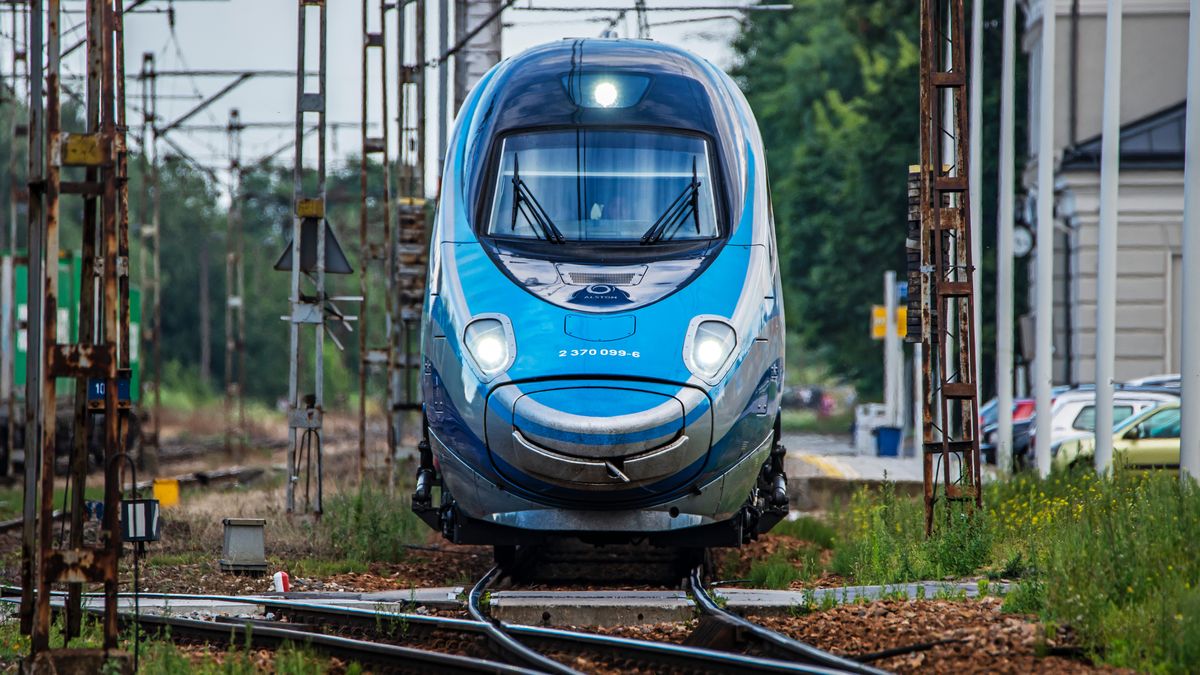 Tomasz Warszewski
pendolino, pkp, polska, kolej, bilet, peron, dart, podróż, konduktor, pasażer, tory, transport, pasażerski, towarowy, miejscówka, newag, impuls, stadler, intercity, lokomotywa, przewozy, dworzec, przewóz, elektric, tor, zima, silnik, cargo, ruch, moc