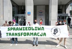Warszawa. Protest przed siedzibą PGE. Chcą "sprawiedliwej transformacji". [ZDJĘCIA]