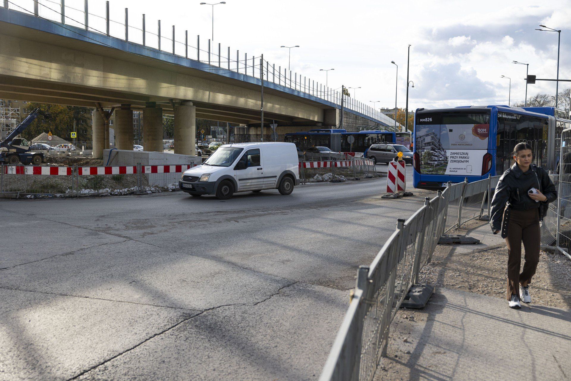 Przejazd przez teren budowy linii tramwajowej do Mistrzejowic w Krakowie