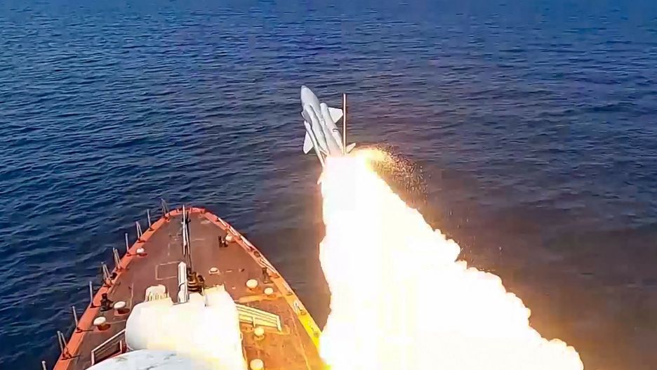 ?wiczenia rosyjskiej Floty Czarnomorskiej
This grab taken from a handout footage released by the Russian Defence Ministry on July 21, 2023 shows a Russian Black Sea Fleet warship firing a cruise missile during drills in the Black Sea. (Photo by Handout / Russian Defence Ministry / AFP) / RESTRICTED TO EDITORIAL USE - MANDATORY CREDIT "AFP PHOTO / Russian Defence Ministry / handout" - NO MARKETING NO ADVERTISING CAMPAIGNS - DISTRIBUTED AS A SERVICE TO CLIENTS
HANDOUT