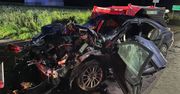 Osobówka wbiła się w tył beczkowozu. Kierowca i pasażer zginęli na miejscu, dwie osoby są ranne