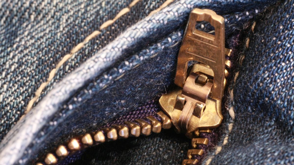 Do czego służy dziurka w zamku błyskawicznym?